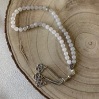 سبحة مصنوعه من خرز طبيعي