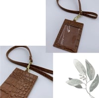 تعليقه بطاقه حجر + حامل بطاقه جلد