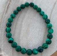 اسواره خرز طبيعي اخضر خيط مطاط