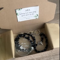 تعليقه سياره بأضافة أسم مطلي ذهب