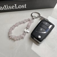 ميداليه مفتاح مع حرف مطلي ذهب