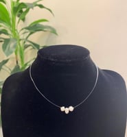 تشوكر خيط شفاف مع حبات لولو زراعي