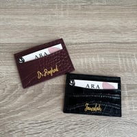 محفظة بطاقات مع طباعه حرف