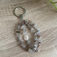 ميدالية مفتاح خرز بني وبيج