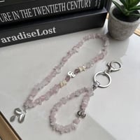 تعليقه سياره مع حرف مطلي ذهب