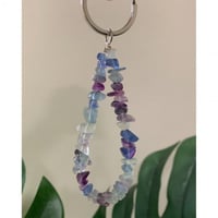 ميدالية مفتاح بنفسجي ملون