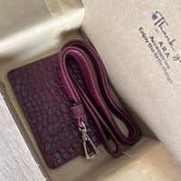 حامل بطاقه لون برغندي