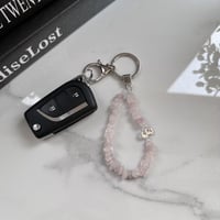 ميداليه مفتاح مع حرف مطلي ذهب