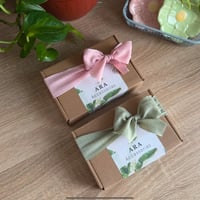 بكج تعليقه سياره بأسم مطلي ذهب وميداليه ومحفظة