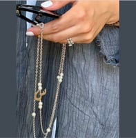 سلسله نظارة مع حرف مطلي صغير