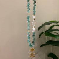 تعليقه حجر اخضر مع سيفين ونخله