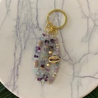 ميدالية مفتاح خرز بنفسجي