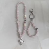 تعليقه سياره مع حرف مطلي ذهب