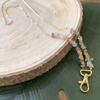 سلسلة بطاقه مع حجر بيج