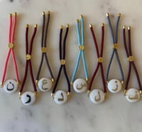 اساور خيط مع حرف عادي