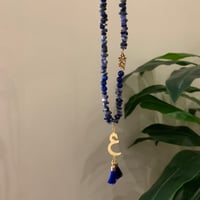 تعليقه سياره حجر ازرق مع اسم مطلي ذهب