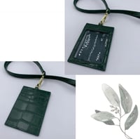 تعليقه بطاقه حجر اخضر + حامل بطاقه جلد