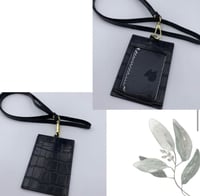 تعليقه بطاقه مع حامل بطاقه جلد