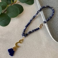 تعليقه سياره حجر ازرق مع اسم مطلي ذهب