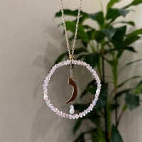 تعليقه سياره مع حرف مطلي ذهب كبير