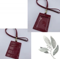 تعليقه بطاقه خرز بيج مع عنابي + حامل بطاقه جلد