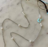 سلسله نظارة مع حرف مطلي صغير