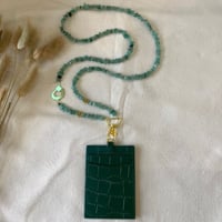 تعليقه بطاقه حجر اخضر + حامل بطاقه جلد