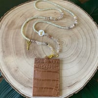 تعليقه بطاقه بأسم مطلي ذهب + بطاقه جلد بني