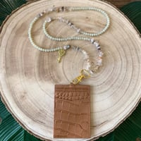 تعليقه بطاقه خرز بني + حامل بطاقه جلد بني