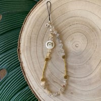 تعليقه جوال ذهبي مع حرف عادي