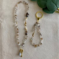 تعليقه سياره مع حرف مطلي ذهب