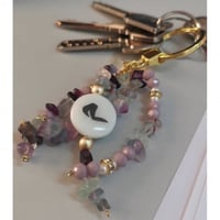 ميدالية مفتاح حجر بنفسجي