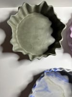 مجموعة تقديم (متعرج الأطراف) - لون عشوائي