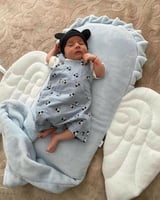 بيت الطفل بالأجنحة لون سماوي / أبيض