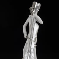 مجسم موسيقي الكمان باللون الابيض