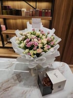 باقة ورد مع ميني كيك(القصيم)