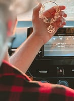 تعليقه سيارة بالاسم مع عبارة