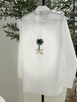 قميص كتان بتطريز شعار سيفين ونخلة