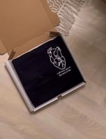 تيشيرت ليحتضنك دائماً بدلاً عني