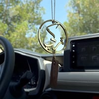 تعليقة سيارة بالاسم بإطار دائري