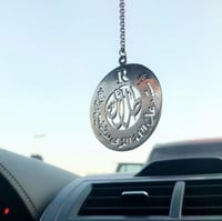 تعليقه سيارة بالاسم مع عبارة