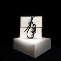 تعليقة الحروف للسيارة