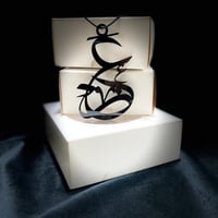 تعليقة الحروف للسيارة