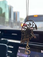 تعليقة سيارة بالاسم شكل صقر