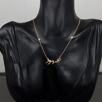 قلادة بالاسم بتصميم ناعم