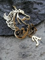 تعليقه سيارة شكل خيل بالاسم مع حرف