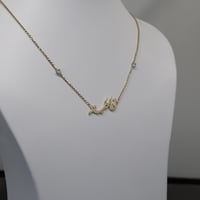 قلادة بالاسم بتصميم ناعم