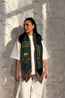 وشاح اليوم الوطني بتصميم تراثي أنيق