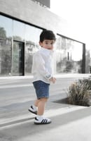 قميص كتان بتطريز شعار سيفين ونخلة