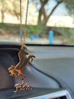 تعليقة سيارة بشكل خيل عليه حرف او اسم حسب الطلب